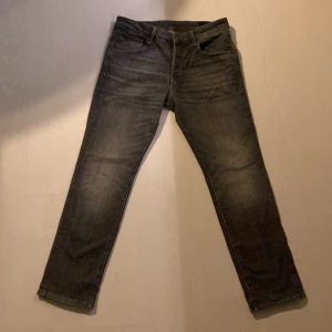 Svarta jeans från Jack & Jones - Snygga svarta jeans från Jack & Jones som är i storlek 32/30. De säljs på grund av att de inte avänds längre. Jeansen är använda men finns inget tecken på användning. Om ni har eventuella frågor tveka inte med att höra av er! Nypris på dessa ligger på 1000 kr, men ni får de för 300! Kvitto finns.
