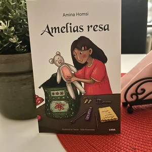 Amelias resa - Amelias resa är en bok av Amina Homsi som handlar om en ung flicka som saknar sin mamma och bestämmer sig för att ta sitt öde i egna händer. Boken utforskar teman som vänskap och mod när Amelia ger sig ut på en resa genom Sverige.