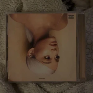 Sweetener CD Ariana Grande  - CD-albumet 'Sweetener' av Ariana Grande. jättefin och använd 1 gång 