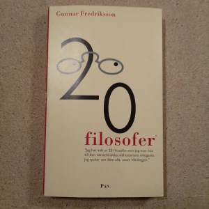 20 filosofer - Boken '20 filosofer' av Gunnar Fredriksson utforskar tankarna hos några av de mest inflytelserika västerländska filosoferna. Den ger en inblick i idéhistorien och diskuterar tänkare som Platon, Descartes, Nietzsche och Heidegger. Perfekt för den som vill fördjupa sig i filosofins värld.