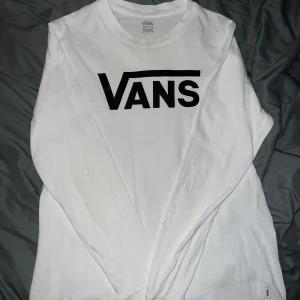 Vit långärmad tröja från Vans - Säljer en vit långärmad tröja från Vans med deras ikoniska logga i svart på bröstet. 