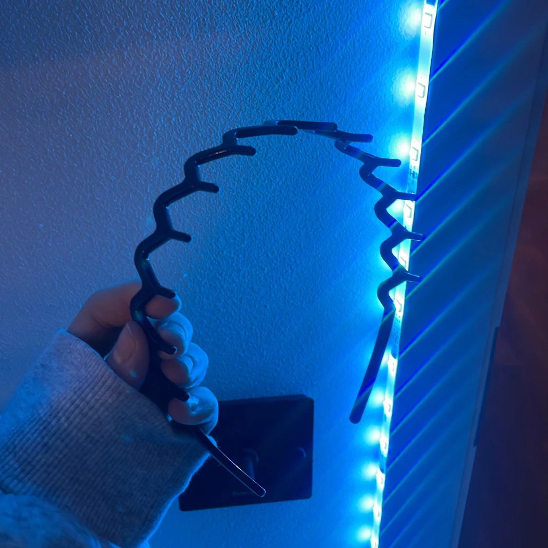 Svart diadem med zigzag-design