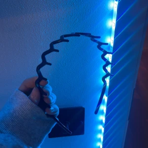 Svart diadem med zigzag-design - Snyggt svart diadem med en unik zigzag-design. Perfekt för att hålla håret på plats med stil. Tillverkad i ett flexibelt material som ger en bekväm passform. Jag har bara använt den 1 gång❤️