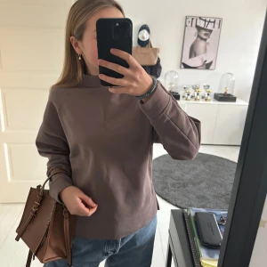 Tröja - Säljer långärmad tröja som passar perfekt till jeans eller kjol💕använd få gånger då den inte kommit till användning🥰