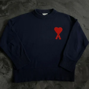 Ami Paris tröja - En stickad ami paris tröja i bra skick, 8/10. Nypris runt 3k, har tyvärr inget äktahetsbevis. Storlek L men passar även M. Pris går att diskutera ✅