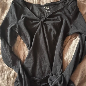 Svart tight tröja - En fin svart tight tröja från lager 157 som jag själv har sytt in vid brösten för att få en mer söt vintage look. Jätte skön renommerar. Storlek s