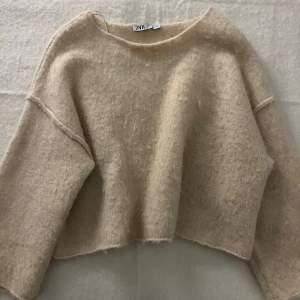 Stickad tröja zara - Stickad topp från zara med korta ärmar. Har använts några gånger så är i bra skick. 