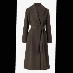 Brun kappa med bälte - Elegant brun kappa med knytbälte i midjan och långa ärmar. Använd 5-10 gånger o säljer pga köpt en annan kappa. Slutsåld i storlek 38 just nu och nypris 1099 kr