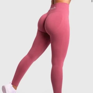 Bubblegum Pink Lux Leggings - Snygga och bekväma bubblegum rosa leggings från Peach. Perfekta för träning med hög midja och tight passform som framhäver dina former. Tillverkade i ett stretchigt material för maximal rörelsefrihet.