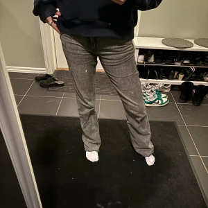 Grå jeans  - Snygga grå byxor med en rak passform. Dom är bra skick och Low/mid waist 