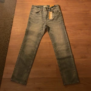 Blå jeans från Lindex - Säljer ett par blå jeans från Lindex, modell Staffan. De har en straight leg och regular waist. Perfekta för en avslappnad stil. Och är sprillans nya aldrig använda 😄