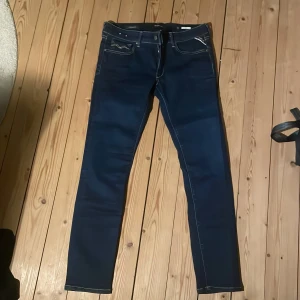Replay jeans - Feta replayjeans i storlek 30. Riktigt snygga och passar vi alla tillfällen, jeansen är mörkblå och i väldigt fint skick.