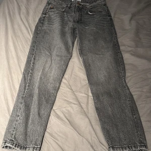 Bershka jeans straight - Väldigt fint skick knappt använda storlek 38