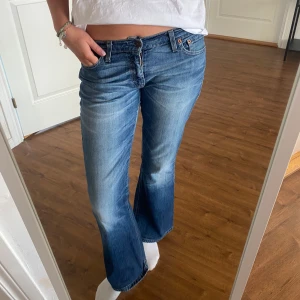 Lågmidjade Levi’s flare jeans - Levis i modell 529, W30L30. Etikettlappen på baksidan har ramlat av, annars i mycket fint skick!
