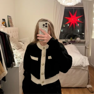 Svart och vit kofta från H&M - Säljer en stilren svart och vit kofta från H&M. Superskön och mysig med lappen kvar! Perfekt för vintern 🌟(orginalpris: 349 kr)