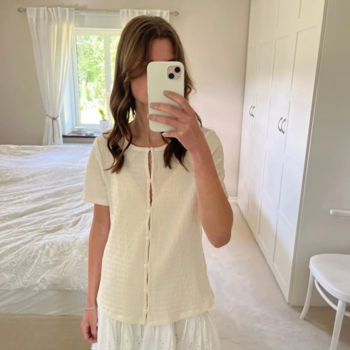 Vit topp med knappar - 91