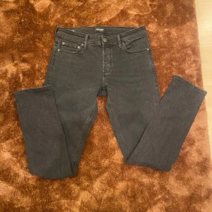 Jack & Jones Slim Glenn - Snygga grå jeans från Jack & Jones i modellen Slim/Glenn. De har en slim passform. 