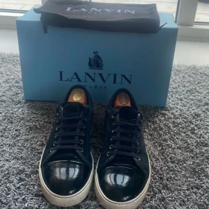 Lanvin skor uk6 - Lanvin skor i marinblå storlek 40-41,5 allt original medföljer. Skriv privat för frågor eller funderingar.