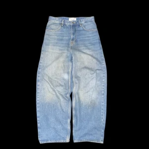 baggy jeans - As feta blåa pull&bear baggy jeans med fet wash, de är lite slitna men de visas på de sista bilderna, yttersbenslängd 100cm, innrebenslängd 66cm, midja 38cm, benöppning 22cm