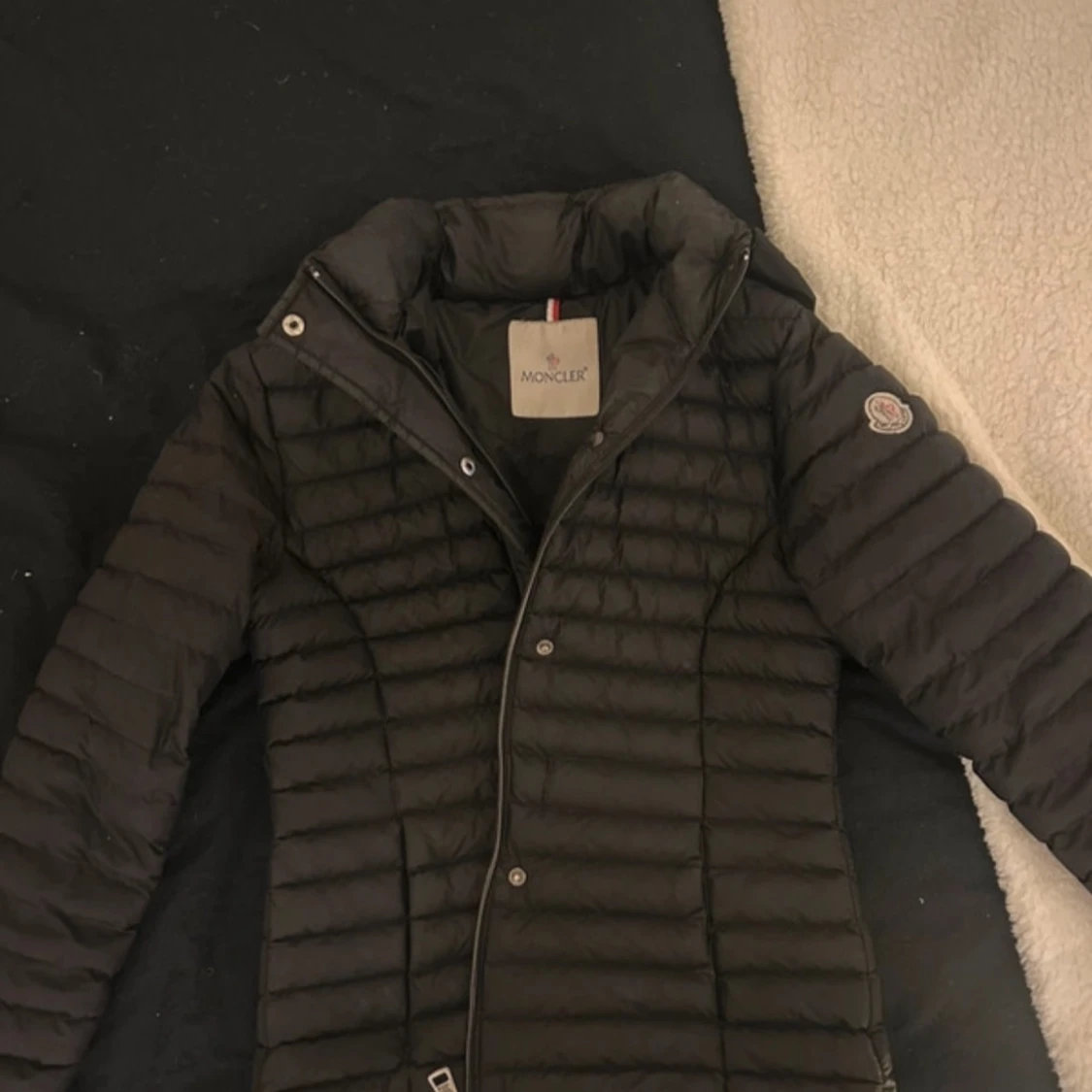 Svart dunjacka från Moncler