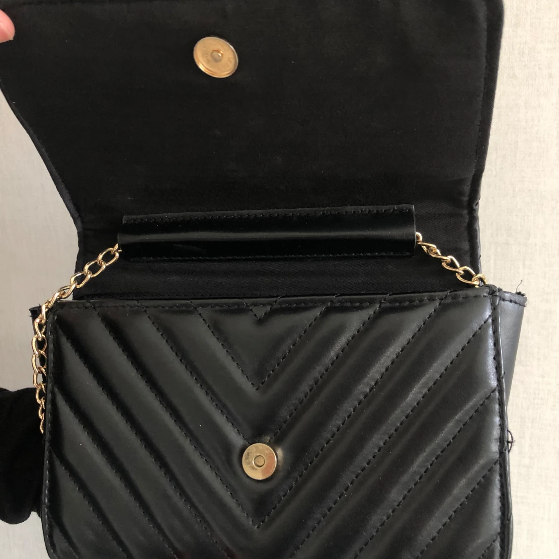 Svart quiltad axelväska med kedja - 2