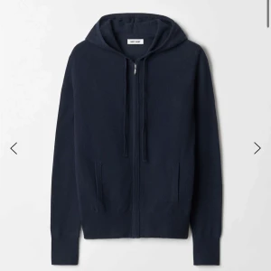 Mörkblå zip hoodie från Soft Goat - Säljer en mörkblå zip hoodie från Soft Goat. 100% Kashmir, skriv privat om ni vill ha fler bilder! Kan mötas upp eller posta🩵 nypris 2700, kom gärna med prisförslag!