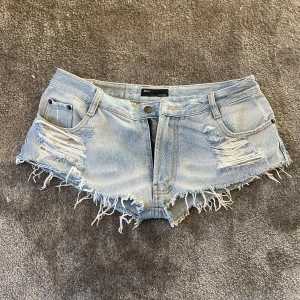 Ljusa jeansshorts från B&C Club - Snygga ljusa jeansshorts med slitna detaljer. Shortsen har fyra fickor och knappgylf och är även lågmidjade. Jag kommer sälja dessa för 80kr+frakt då dom är ganska populära och slutsålda på flesta ställen.😀
