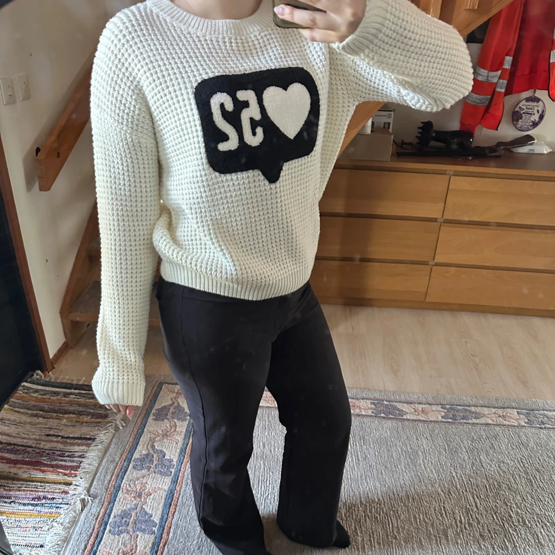 Vit stickad tröja med svart tryck - 1