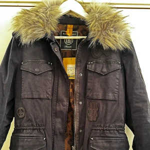 Svart Jacka från Blonde No.8 Stockholm - Helt Ny ! - Snygg svart parkajacka med avtagbar påls på huvan från Blonde no.8 Stockholm.. Jackan har flera fickor och en unik stil. Perfekt för kyliga dagar och passar även som en tidig vårjacka. Storlek S . Passa på att fynda…..