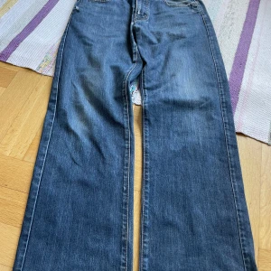 Baggy Hugo Boss jeans - Snygga och trendiga jeans från Boss med tydligt märke bak. Bredare baggy-stil. Köpte här men passar tyvärr inte mig