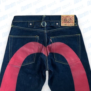 Vintage Evisu Daicock Jeans Röd Print💙 - Äkta vintage evisus tillverkade i Japan av selvedge denim. Väldigt sällsynta i så här bra skick! • Längd: 108 cm • midja: 40,5 cm • benöppning: 21 cm • innerbenslängd: 84 cm • OBS! Lite fadead print, små fläckar kan förekomma (går nog bort i tvätt)💙