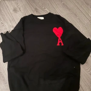 Ami paris tröja - Säljer en ami paris tröja i nyskick. Skriv vid intresse och pris kan diskuteras vid snabb affär.