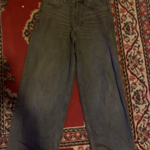 Grå Weekday Astro Loose Baggy Jeans - Säljer ett par grå Weekday Astro Loose Baggy Jeans. De har en avslappnad passform med en loose och baggy stil. Perfekta för en casual look med en bekväm känsla. 