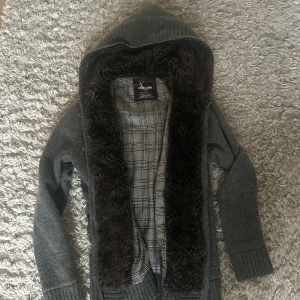 Cardigan med päls  - Tvärfet cardigan med päls, DM för frågor