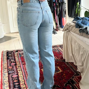 Ljusblå jeans med rak passform - Snygga ljusblå jeans med rak passform och klassisk femficksdesign. Perfekta för en avslappnad stil. De har en hög midja och är tillverkade i ett bekvämt denimtyg. 💕