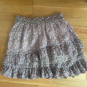 Blommig kjol - Säljer en jättesöt blommig kjol då den aldrig kommer till användning.💗💗