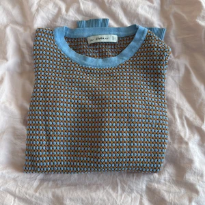 Långärmad tröja från zara - Säljer denna super snygga tröja från Zara då den inte används längre. Sitter skit snyggt och är perfekt i strl.