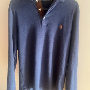 Ralph lauren long sleeve - Tjena, säljer här en jätte snygg och stilig Ralph Lauren lång armad piké. Den är i underbart skick och är i storlek XS. Skriv om ni är osäkra och vid funderingar! Byte funkar också. 