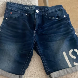 Shorts - Mörk blå jeans shorts. Sitter jätte bekvämt.