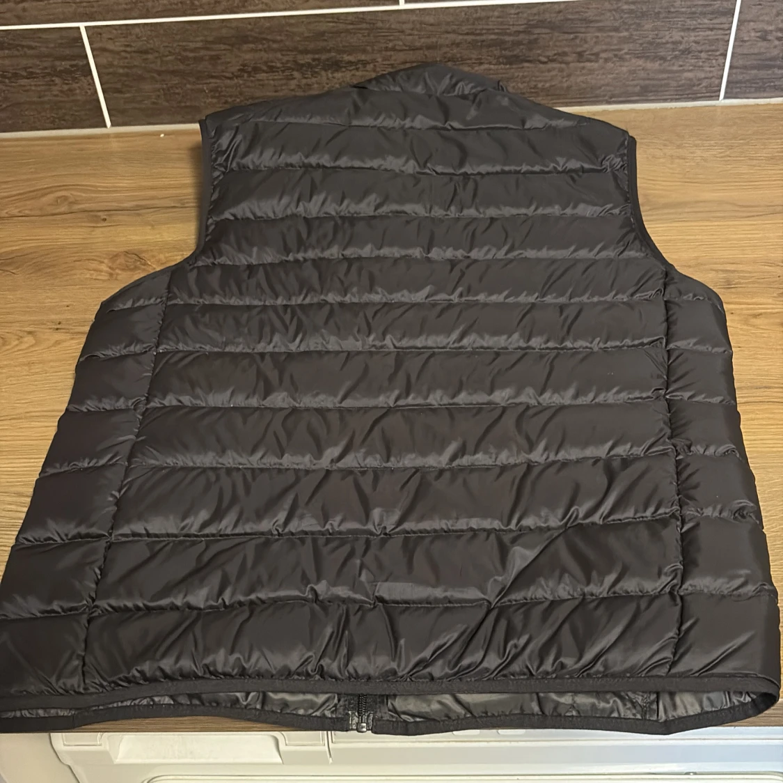 Svart dunväst  - 1