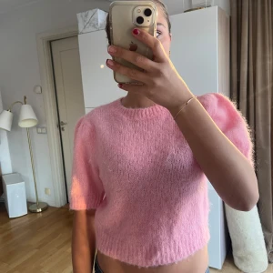 Rosa stickad tröja - Säljer en supermjuk och fluffig rosa tröja med korta ärmar. Endast använd en gång och är i super skick  💖