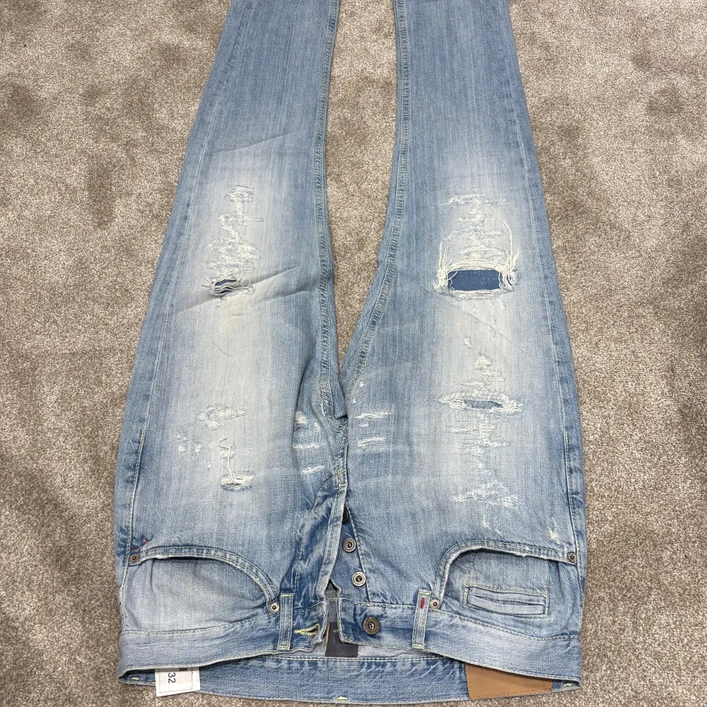 Tja säljer mina dondup jeans med slitningar storlek 32 men sitter som 31 små i storleken. Nypris på dessa är runt 3000 kr . Farkut & Housut.