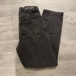 Jeans - Ett par jeans som inte kommer till andvändning har andvänd några fåtal gånger men kommer inte till andvändning längre. Pris kan diskuteras.  