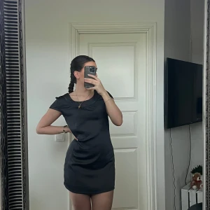 Kort finklänning  - Svart/mörkgrå finklänning som man både kan klä upp som klänning eller använda som en tröja❣️ 