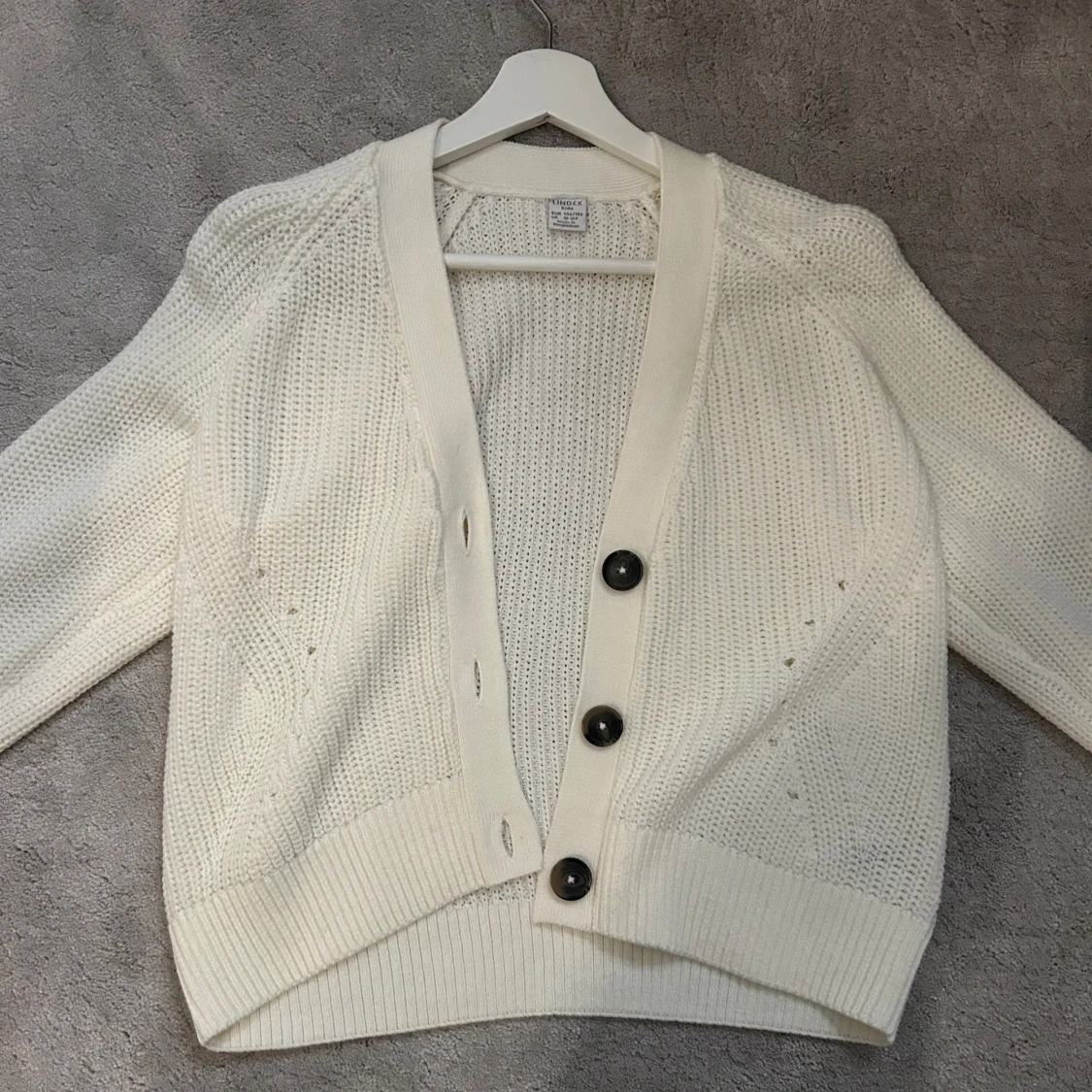 Vit stickad kofta med knappar
