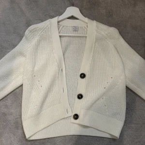 Vit stickad kofta med knappar - Mysig vit stickad kofta med stora knappar framtill. Ett stilrent plagg som passar till det mesta. Jättesnygg passform💗