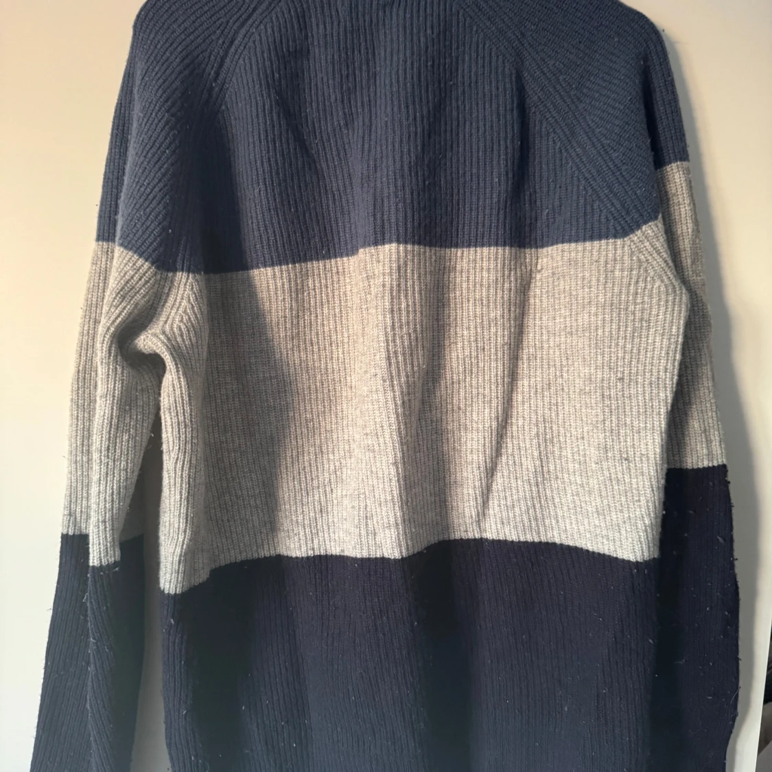 Randig stickad tröja i blått och grått - 1