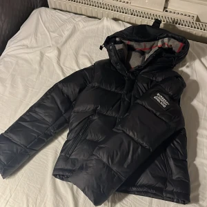 Burberry puffer jacka - Säljer nu mig burberry jacka eftersom den blivit för liten. Den är XS men passar S (stora i storleken) Priset ej fast!                                          Hör av er vid minsta fundering😁