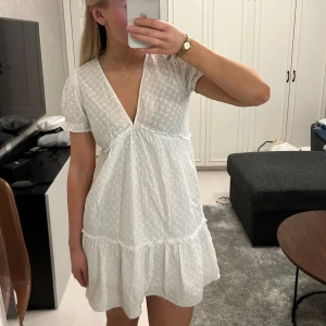 Vit klänning  - Söt vit klänning från Zara med broderie anglaise-mönster och kort puffärm. Endast använd en gång! Perfekt till student 🤗