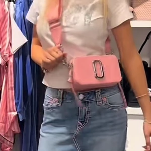 Marc Jacobs väska🩷🙌🏼 - Jättefin väska som Marc Jacobs, som den på bilden fast med guld detaljer och lite annat band🩷perfekt till sommaren och aldrig andvänd köptes för 4099kr🙌🏼